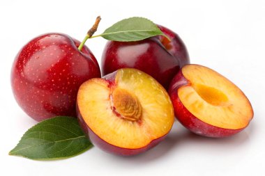 Beyaz arka planda yaprakları olan olgun kırmızı elmalar.