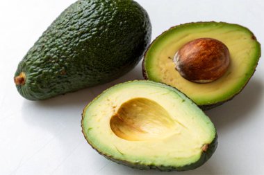 Beyaz arkaplanda avokado