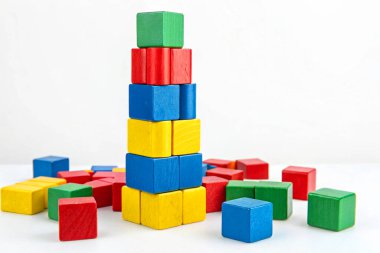 beyaz zemin üzerinde yapı taşları