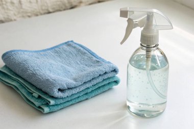 İzole edilmiş beyaz arka planda temiz paslanmaz çelik çatal bıçak takımı.