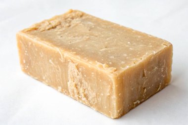 Beyaz arkaplanda izole edilmiş doğal sabun çubuğu