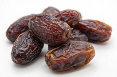 Kurumuş tarihler beyaz arkaplanda izole edilmiş.