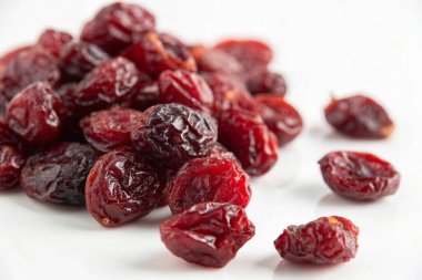 Beyaz arka planda kırmızı kızılcık