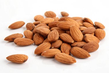 beyaz zemin üzerine badem yığını