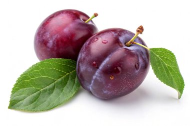 Beyaz arkaplanda yapraklı erikler