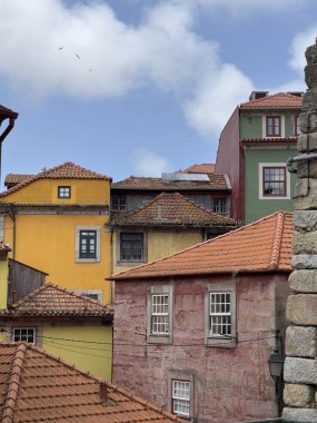 Renkli Yüzleri ve Kırmızı Çatıları olan Geleneksel Portekiz evleri