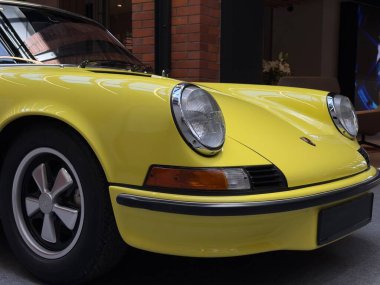 Sarı Klasik Spor Araba - Retro Far 'lı Ön Görünüm