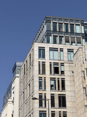 Gökyüzü Altında Modern Ofis Binası