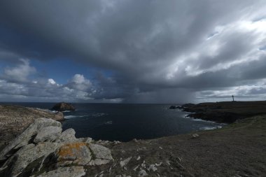 Gün boyunca bulut oluşumu. Çeşitli gökyüzü.