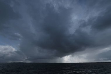 Gün boyunca bulut oluşumu. Çeşitli gökyüzü.