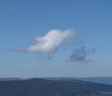 Gün boyunca bulut oluşumu. Çeşitli gökyüzü.