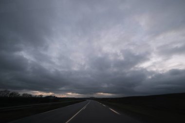 Gün boyunca bulut oluşumu. Çeşitli gökyüzü.