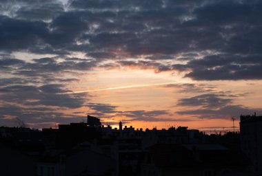 Gün boyunca bulut oluşumu. Çeşitli gökyüzü.