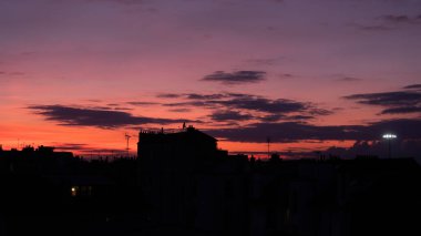 Gün boyunca bulut oluşumu. Çeşitli gökyüzü.