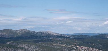 Gün boyunca bulut oluşumu. Çeşitli gökyüzü.