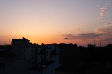 Gün boyunca bulut oluşumu. Çeşitli gökyüzü.