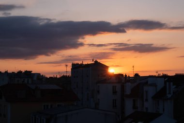 Gün boyunca bulut oluşumu. Çeşitli gökyüzü.