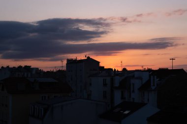 Gün boyunca bulut oluşumu. Çeşitli gökyüzü.