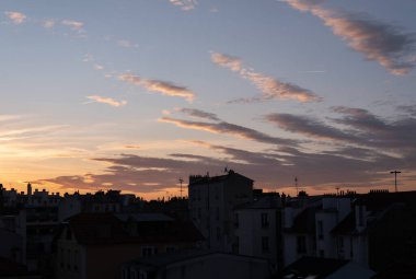 Gün boyunca bulut oluşumu. Çeşitli gökyüzü.