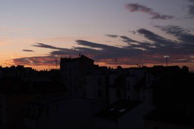 Gün boyunca bulut oluşumu. Çeşitli gökyüzü.