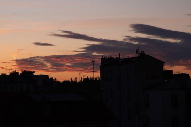 Gün boyunca bulut oluşumu. Çeşitli gökyüzü.