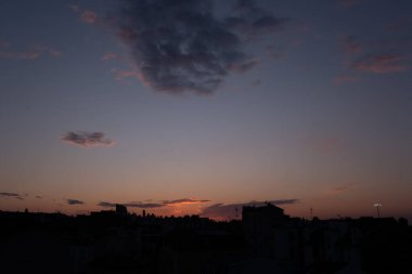 Gün boyunca bulut oluşumu. Çeşitli gökyüzü.