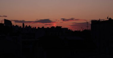 Gün boyunca bulut oluşumu. Çeşitli gökyüzü.