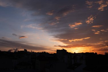 Gün boyunca bulut oluşumu. Çeşitli gökyüzü.