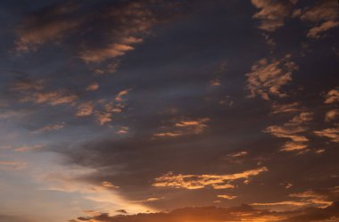 Gün boyunca bulut oluşumu. Çeşitli gökyüzü.