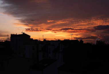 Gün boyunca bulut oluşumu. Çeşitli gökyüzü.