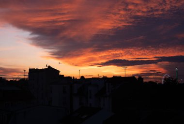 Gün boyunca bulut oluşumu. Çeşitli gökyüzü.