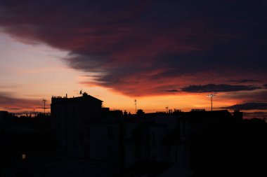 Gün boyunca bulut oluşumu. Çeşitli gökyüzü.