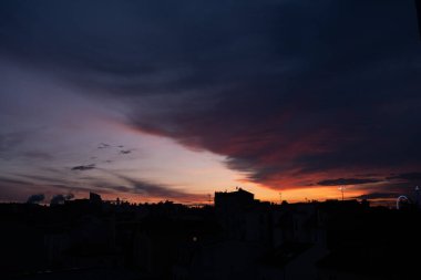 Gün boyunca bulut oluşumu. Çeşitli gökyüzü.