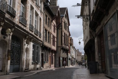 Yarım keresteli evler. Çağları aşmış yapılar ve günümüzde de birkaç tanesi, Fransa 'da, birçok farklı ortaçağ şehrinde, Rouen, Troyes, Provins' de, geçmişin tanıkları olarak hâlâ ayakta..