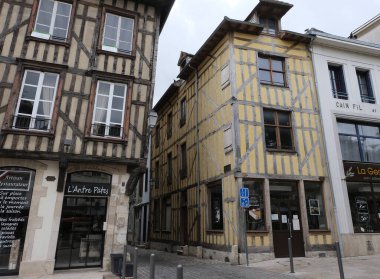 Yarım keresteli evler. Çağları aşmış yapılar ve günümüzde de birkaç tanesi, Fransa 'da, birçok farklı ortaçağ şehrinde, Rouen, Troyes, Provins' de, geçmişin tanıkları olarak hâlâ ayakta..