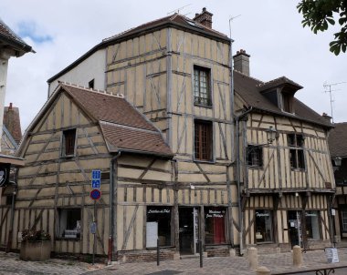 Yarım keresteli evler. Çağları aşmış yapılar ve günümüzde de birkaç tanesi, Fransa 'da, birçok farklı ortaçağ şehrinde, Rouen, Troyes, Provins' de, geçmişin tanıkları olarak hâlâ ayakta..