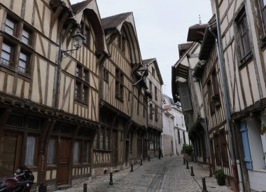 Yarım keresteli evler. Çağları aşmış yapılar ve günümüzde de birkaç tanesi, Fransa 'da, birçok farklı ortaçağ şehrinde, Rouen, Troyes, Provins' de, geçmişin tanıkları olarak hâlâ ayakta..