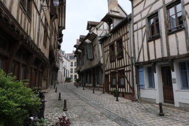 Yarım keresteli evler. Çağları aşmış yapılar ve günümüzde de birkaç tanesi, Fransa 'da, birçok farklı ortaçağ şehrinde, Rouen, Troyes, Provins' de, geçmişin tanıkları olarak hâlâ ayakta..