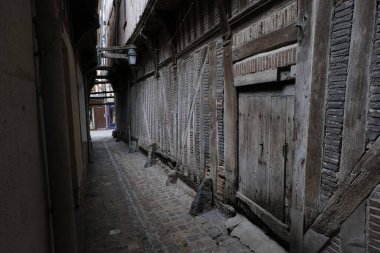 Yarım keresteli evler. Çağları aşmış yapılar ve günümüzde de birkaç tanesi, Fransa 'da, birçok farklı ortaçağ şehrinde, Rouen, Troyes, Provins' de, geçmişin tanıkları olarak hâlâ ayakta..