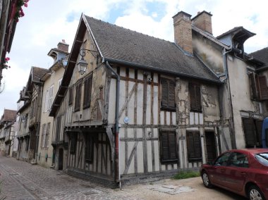 Yarım keresteli evler. Çağları aşmış yapılar ve günümüzde de birkaç tanesi, Fransa 'da, birçok farklı ortaçağ şehrinde, Rouen, Troyes, Provins' de, geçmişin tanıkları olarak hâlâ ayakta..