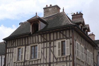 Yarım keresteli evler. Çağları aşmış yapılar ve günümüzde de birkaç tanesi, Fransa 'da, birçok farklı ortaçağ şehrinde, Rouen, Troyes, Provins' de, geçmişin tanıkları olarak hâlâ ayakta..