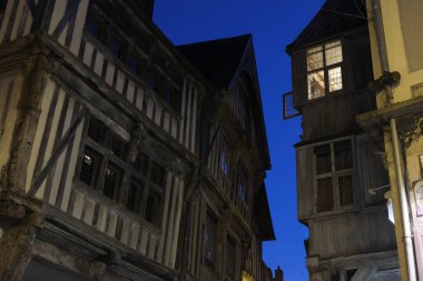 Yarım keresteli evler. Çağları aşmış yapılar ve günümüzde de birkaç tanesi, Fransa 'da, birçok farklı ortaçağ şehrinde, Rouen, Troyes, Provins' de, geçmişin tanıkları olarak hâlâ ayakta..