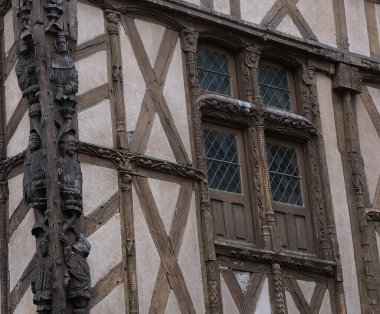 Yarım keresteli evler. Çağları aşmış yapılar ve günümüzde de birkaç tanesi, Fransa 'da, birçok farklı ortaçağ şehrinde, Rouen, Troyes, Provins' de, geçmişin tanıkları olarak hâlâ ayakta..