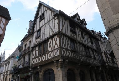 Yarım keresteli evler. Çağları aşmış yapılar ve günümüzde de birkaç tanesi, Fransa 'da, birçok farklı ortaçağ şehrinde, Rouen, Troyes, Provins' de, geçmişin tanıkları olarak hâlâ ayakta..