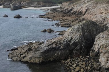 Kayalık peyzaj çeşitliliği açısından bir ada turu neler sunabilir. Bretagne (Fransa 'nın batısı); aşınmış kaya oluşumlarına odaklanma.