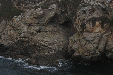 Kayalık peyzaj çeşitliliği açısından bir ada turu neler sunabilir. Bretagne (Fransa 'nın batısı); aşınmış kaya oluşumlarına odaklanma.
