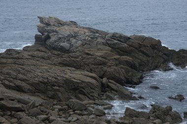 Kayalık peyzaj çeşitliliği açısından bir ada turu neler sunabilir. Bretagne (Fransa 'nın batısı); aşınmış kaya oluşumlarına odaklanma.