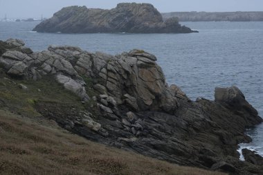 Kayalık peyzaj çeşitliliği açısından bir ada turu neler sunabilir. Bretagne (Fransa 'nın batısı); aşınmış kaya oluşumlarına odaklanma.