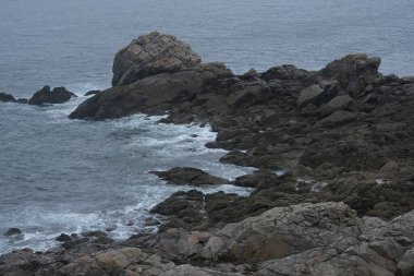 Kayalık peyzaj çeşitliliği açısından bir ada turu neler sunabilir. Bretagne (Fransa 'nın batısı); aşınmış kaya oluşumlarına odaklanma.