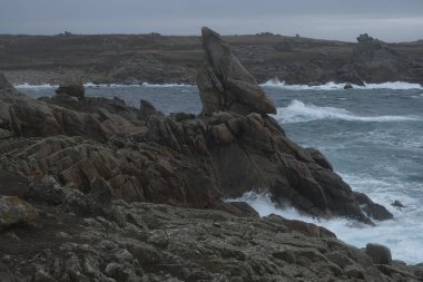 Kayalık peyzaj çeşitliliği açısından bir ada turu neler sunabilir. Bretagne (Fransa 'nın batısı); aşınmış kaya oluşumlarına odaklanma.